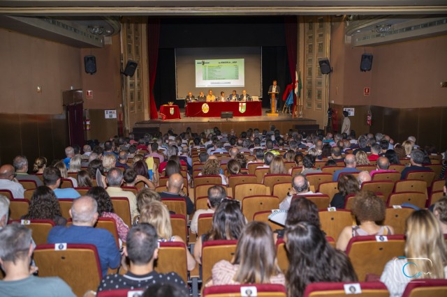 L’Associació de Sant Jordi programa activitats festeres i religioses especials per a celebrar els 750 anys del Patronatge de Sant Jordi. La Junta Directiva proposa a les filaes modificar els estatuts perquè les decisions festeres es puguen prendre amb una majoria del 60%